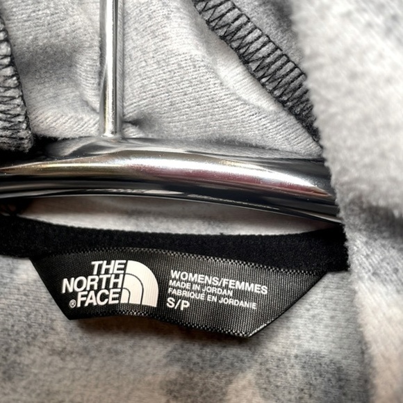 THE NORTH FACE | Women’s THE NORTH FACE Black & White Camo Zip Hoodie, Size S/P - Picture 6 of 9